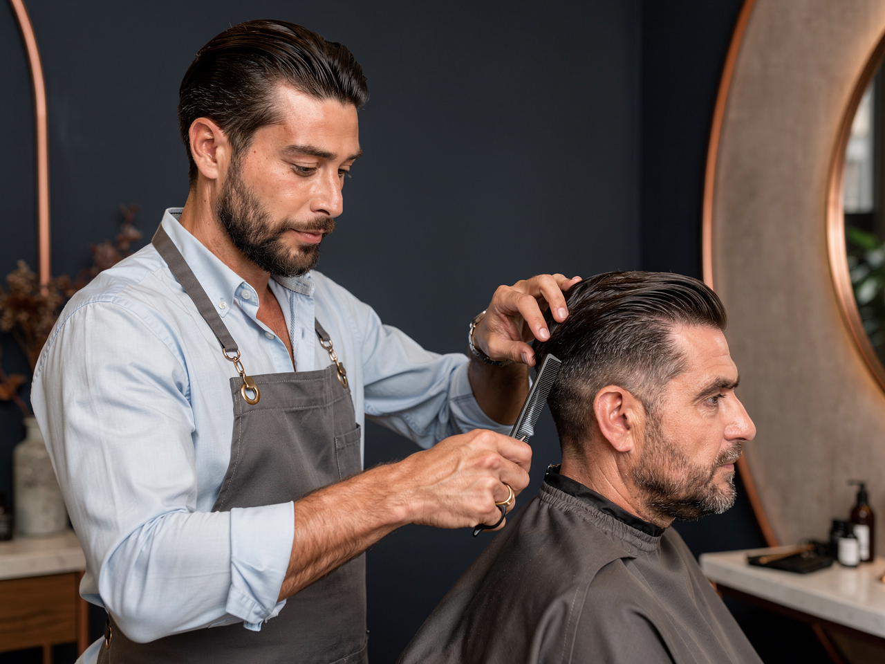 KI-Szene mit Cihan als Friseur bei einem Herrenhaarschnitt