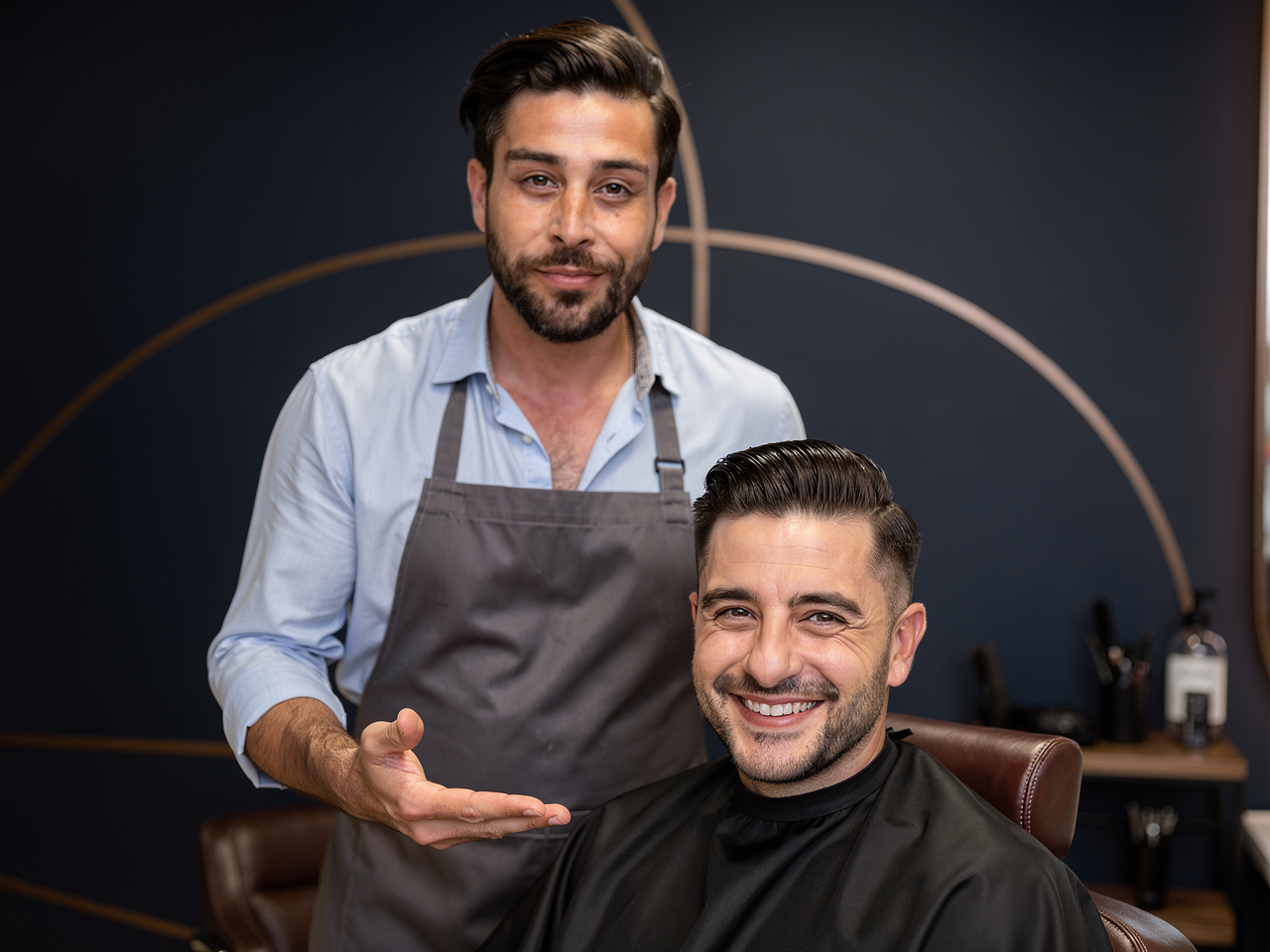 KI-Szene mit Cihan und dem fertig gestylten Kunden
