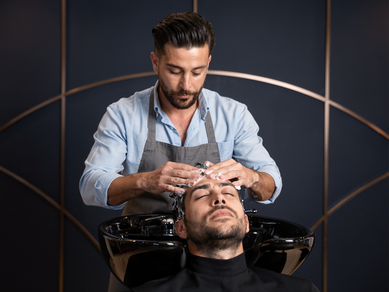 KI-Szene mit Cihan bei einer entspannten Haarwäsche